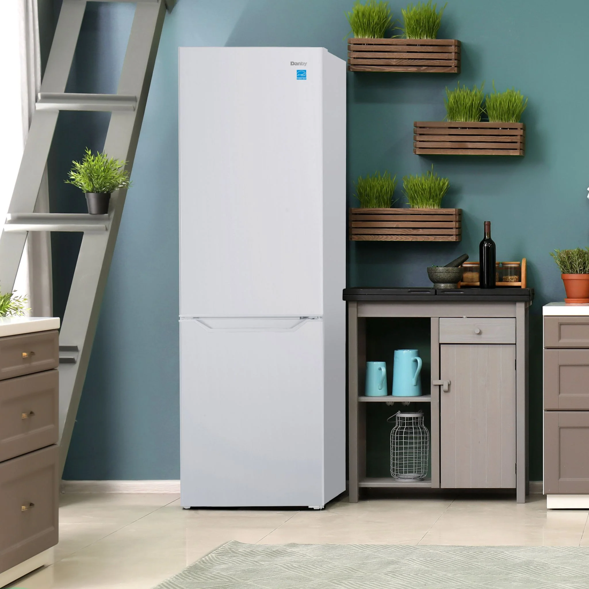 Danby 10 cu. ft. Bottom Mount Apartment Size Fridge -White (DBMF100B1WDB) - Image 10